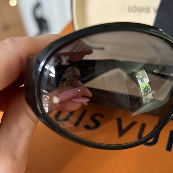 LOUIS VUITTON “IRIS” Sunnies😎 - Picture 7 of 17